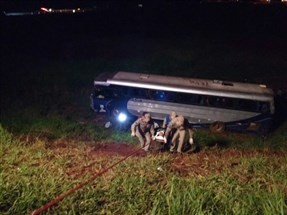 Após ser baleado, motorista perde controle da direção e ônibus cai em ribanceira de Campo Mourão